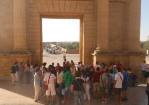 Unas 60 personas reunidas bajo la sombra de la Puerta del Puente.