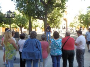 9 personas atienden a la información de la intérprete de patrimonio en lengua de signos.