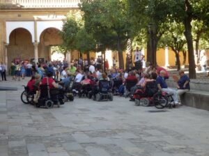 Unas 30 personas con movilidad reducida reciben información sobre la Mezquita - Catedral de Córdoba.