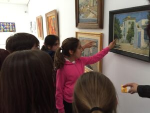 Niños señalando en las obras el tesoro escondido.